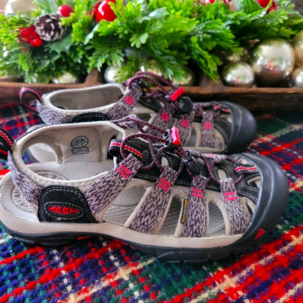 Keen Newport H2 Black and Pink Closed Toe  Outdoors Women's Sandal  Size 7.5